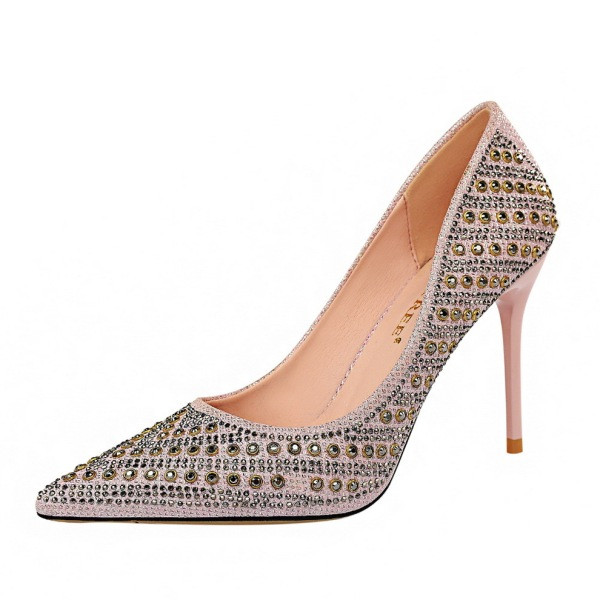 Νέο μοντέλο γυναικείων υποδημάτων με μεταλλικά στοιχεία, πέτρες και ψηλό τακούνι