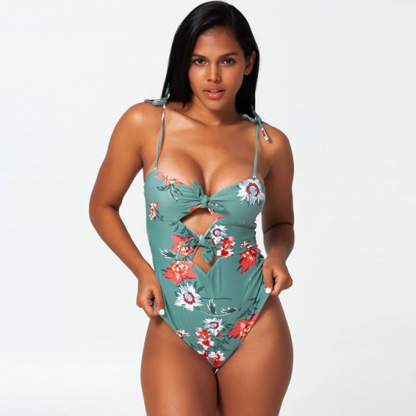 Moderns peldkostīms ar plānām lencēm un ziedu rakstu