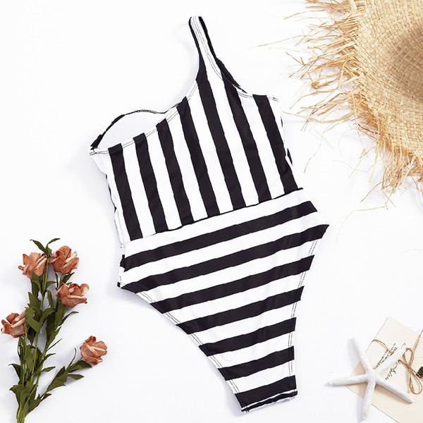 Κομψό γυναικείο ολόσωμο μαγιό σε λωρίδα με έναν ιμάντα