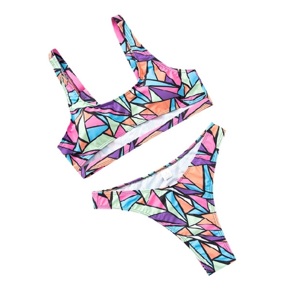 Spalvingas dviejų dalių maudymosi kostiumėlis su iškirpta viršutine dalimi