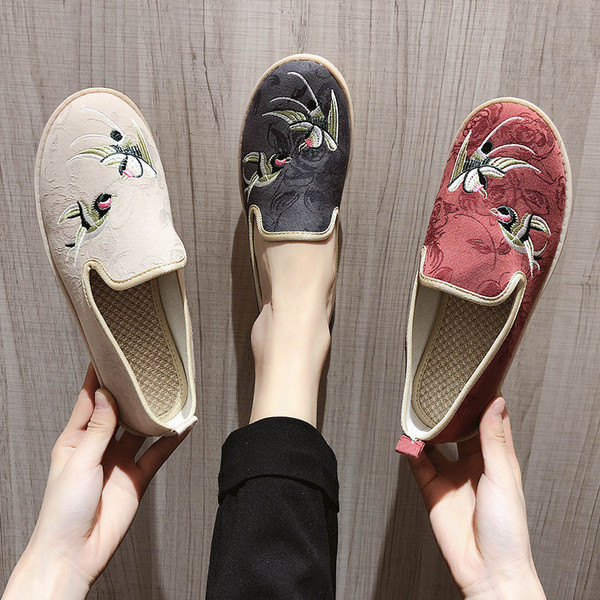 Moteriški laisvalaikio batai su siuvinėjimu ir lygiu padu