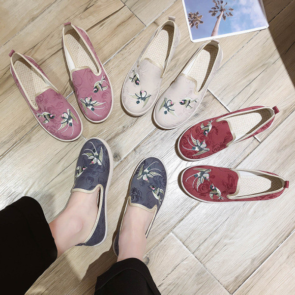 Moteriški laisvalaikio batai su siuvinėjimu ir lygiu padu