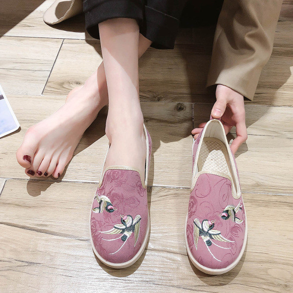 Moteriški laisvalaikio batai su siuvinėjimu ir lygiu padu