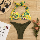 Jelenlegi kétrészes fürdőruha virágos motívumokkal és egyszínű nadrággal