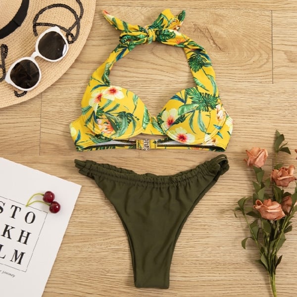 Jelenlegi kétrészes fürdőruha virágos motívumokkal és egyszínű nadrággal