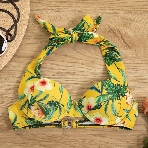 Jelenlegi kétrészes fürdőruha virágos motívumokkal és egyszínű nadrággal