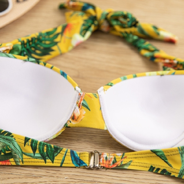 Jelenlegi kétrészes fürdőruha virágos motívumokkal és egyszínű nadrággal