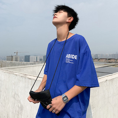 Laia mudeli meeste T-särk kirjaga ja lühikeste varrukatega