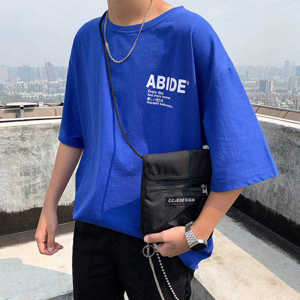 Laia mudeli meeste T-särk kirjaga ja lühikeste varrukatega