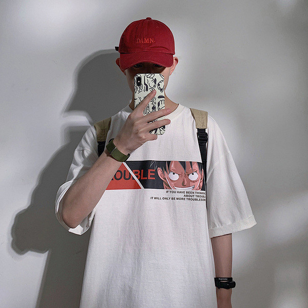 Vīriešu t-krekls ar aplikāciju un īsām piedurknēm - plats modelis