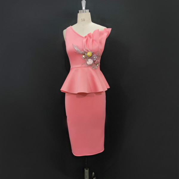 Eleganta sieviešu kleita ar špica kakla izgriezumu un 3D elementu - Slim modelis