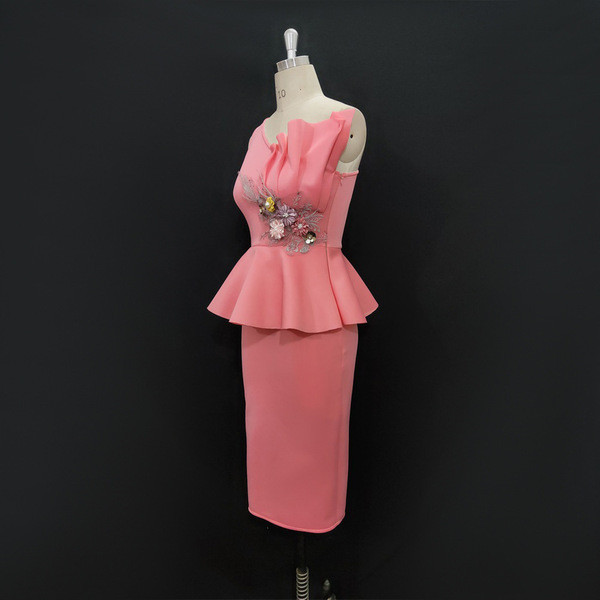 Eleganta sieviešu kleita ar špica kakla izgriezumu un 3D elementu - Slim modelis