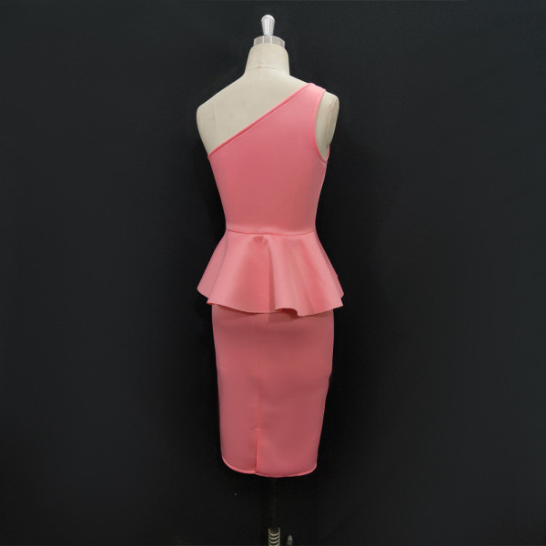 Eleganta sieviešu kleita ar špica kakla izgriezumu un 3D elementu - Slim modelis