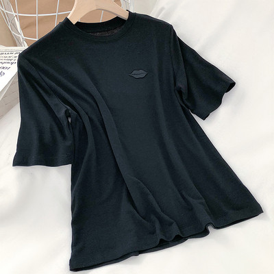 Γυναικεία μπλούζα με κοντό μανίκι και χείλη κεντήματος