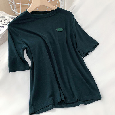 Γυναικεία μπλούζα με κοντό μανίκι και χείλη κεντήματος