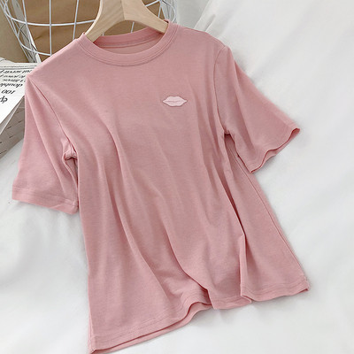 Γυναικεία μπλούζα με κοντό μανίκι και χείλη κεντήματος