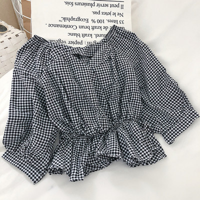 Kockás női blúz spitz nyakkivágással és derékkötővel