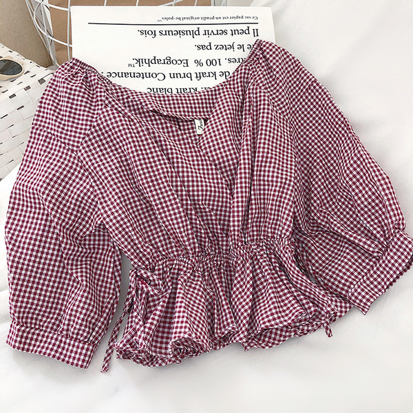 Kockás női blúz spitz nyakkivágással és derékkötővel