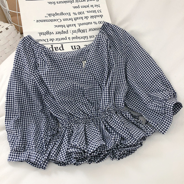 Kockás női blúz spitz nyakkivágással és derékkötővel