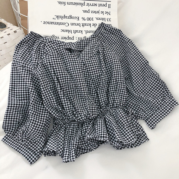 Kockás női blúz spitz nyakkivágással és derékkötővel