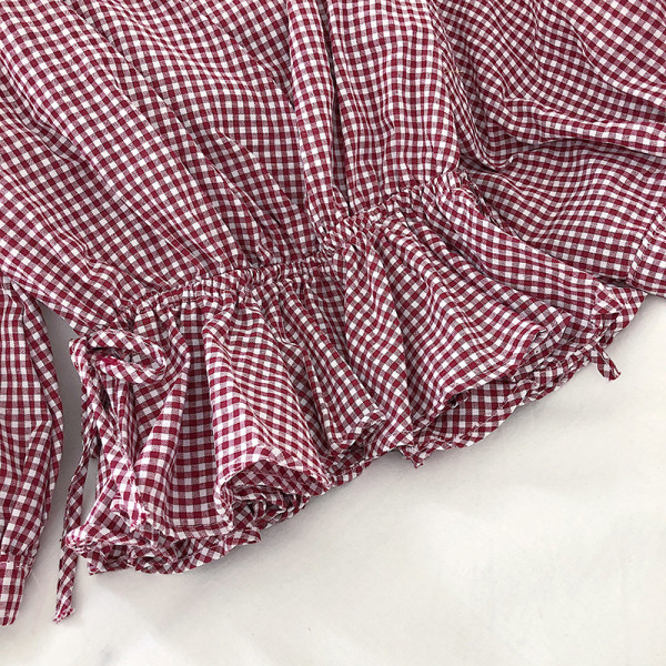 Kockás női blúz spitz nyakkivágással és derékkötővel