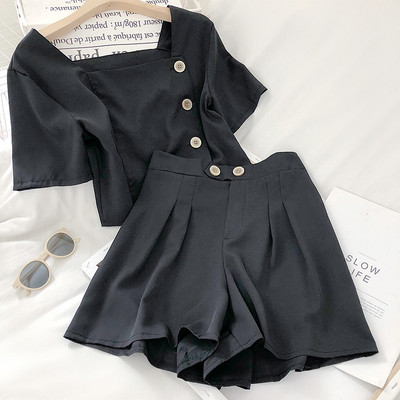 Moteriškas komplektas, kurį sudaro šortai aukštu juosmeniu ir palaidinė su sagomis