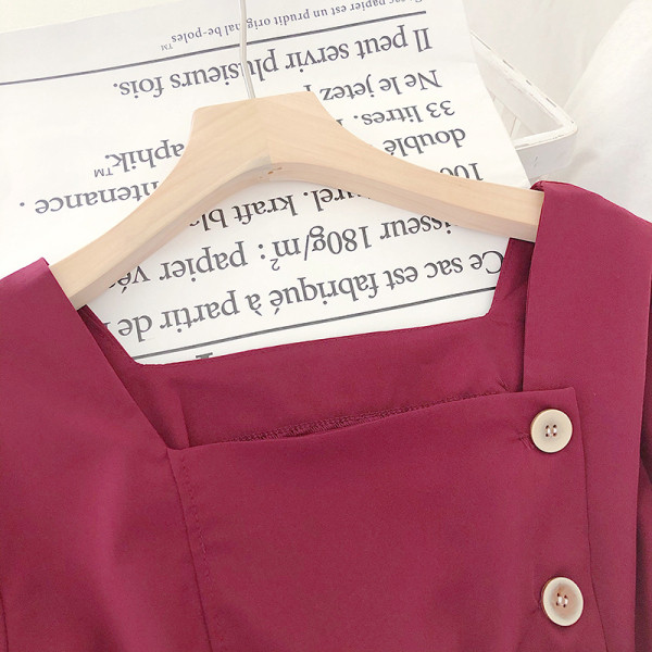 Moteriškas komplektas, kurį sudaro šortai aukštu juosmeniu ir palaidinė su sagomis