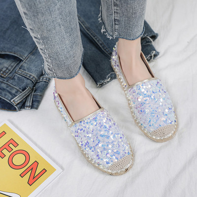 Jauns pavasara sieviešu mokasīnu modelis ar plakanu zoli un fliteriem