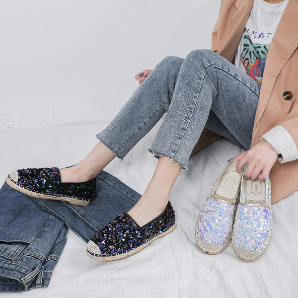 Jauns pavasara sieviešu mokasīnu modelis ar plakanu zoli un fliteriem