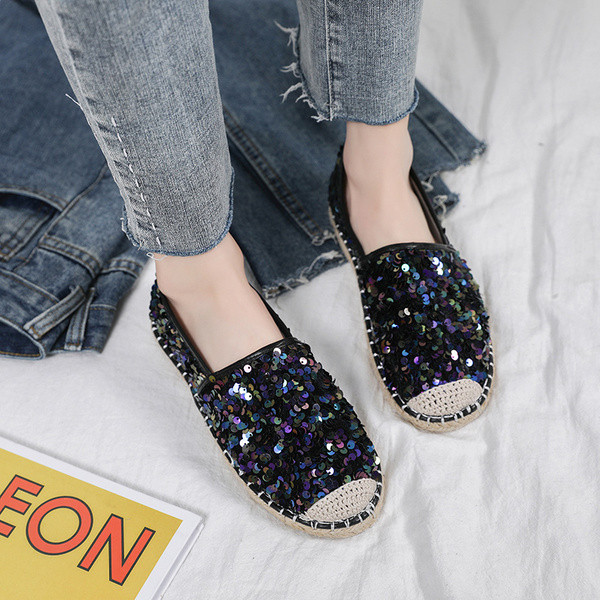 Jauns pavasara sieviešu mokasīnu modelis ar plakanu zoli un fliteriem