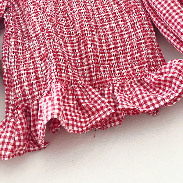 Rūtaina sieviešu blūze ar kvadrātveida kakla izgriezumu