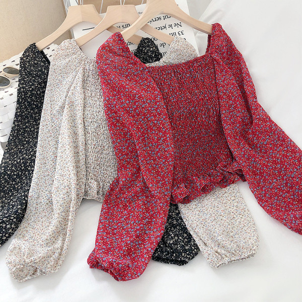 Tavaszi női blúz virágmintával és szögletes nyakkivágással