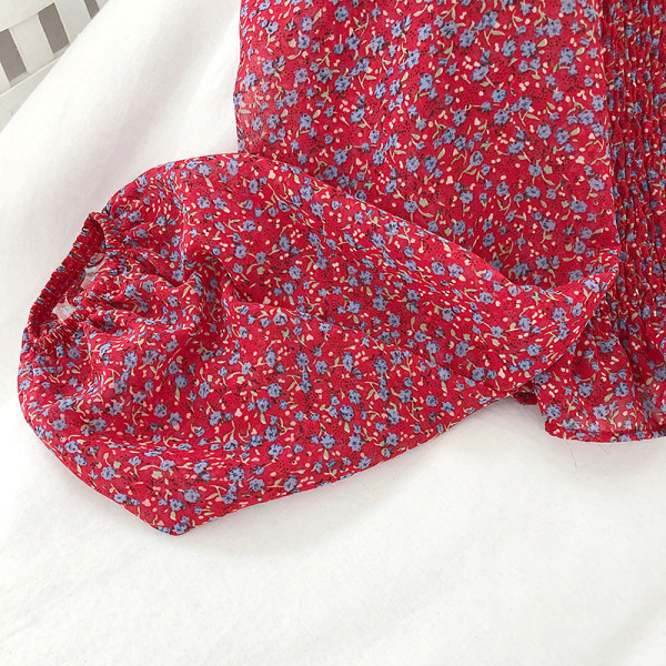 Tavaszi női blúz virágmintával és szögletes nyakkivágással