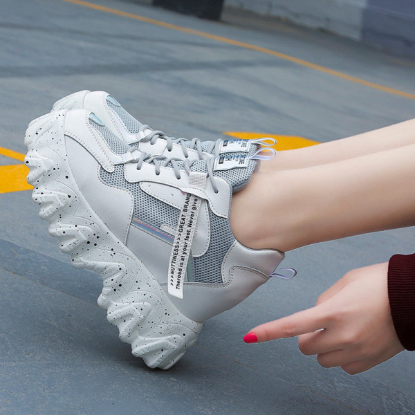 Γυναικεία μοντέρνα έκο δερμάτινα αθλητικά παπούτσια σε πλατφόρμα 5 εκ