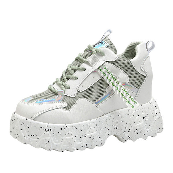 Γυναικεία μοντέρνα έκο δερμάτινα αθλητικά παπούτσια σε πλατφόρμα 5 εκ