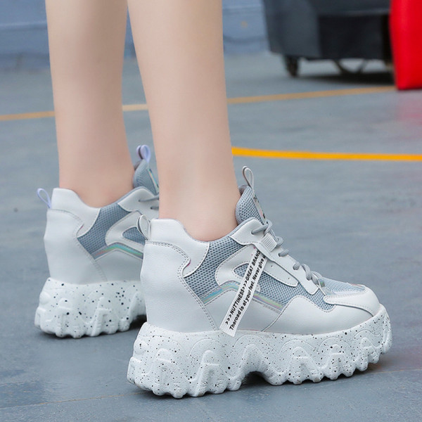 Γυναικεία μοντέρνα έκο δερμάτινα αθλητικά παπούτσια σε πλατφόρμα 5 εκ