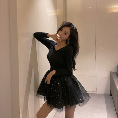 Tülli ja spitsikaelusega naiste kleidilõikeline mudel