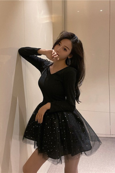 Tülli ja spitsikaelusega naiste kleidilõikeline mudel