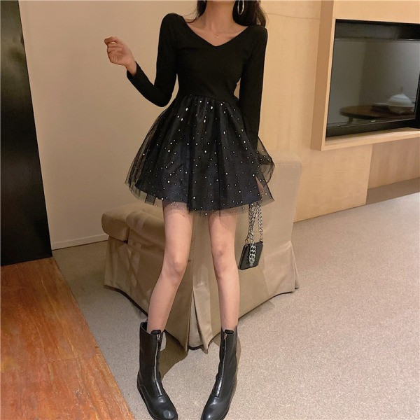 Tülli ja spitsikaelusega naiste kleidilõikeline mudel