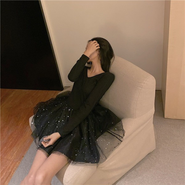 Tülli ja spitsikaelusega naiste kleidilõikeline mudel