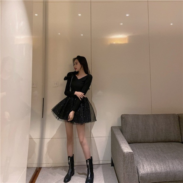 Tülli ja spitsikaelusega naiste kleidilõikeline mudel