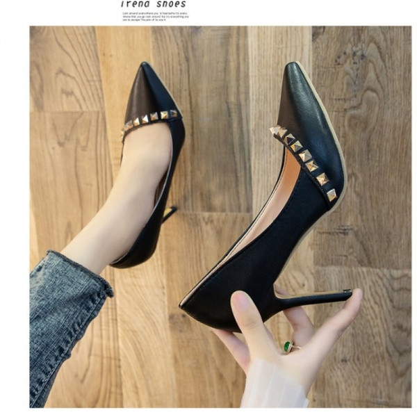 Κομψά γυναικεία παπούτσια με τακούνια 8cm και μεταλλικά τρουξ