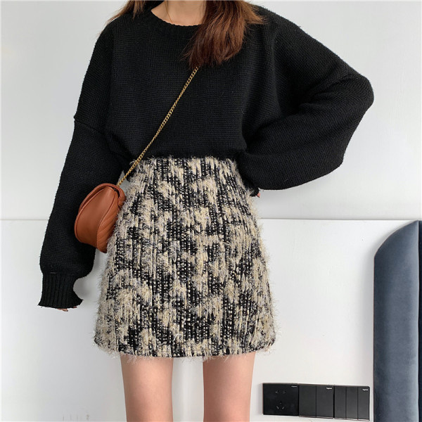 Moderni sieviešu svārki ar A līniju un pušķiem