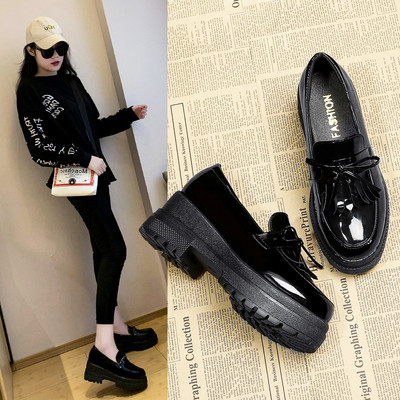 Moderne ženske casual lakirane cipele s visokim potplatom u crnoj boji
