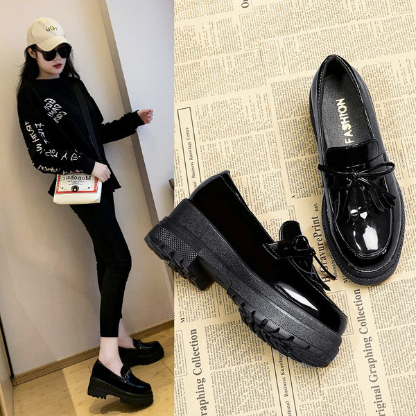 Moderne ženske casual lakirane cipele s visokim potplatom u crnoj boji