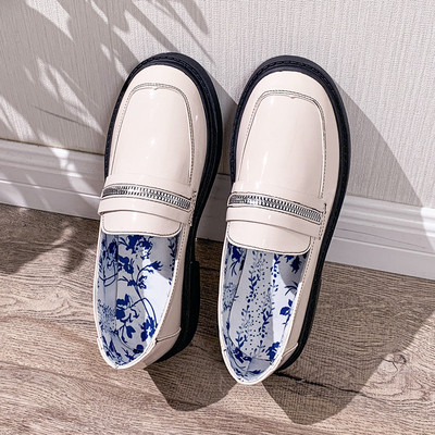 Καθημερινά γυναικεία παπούτσια λουστρίν με ίσια σόλα