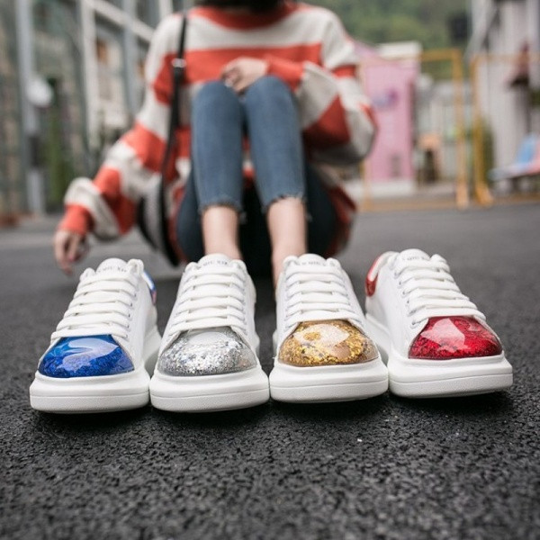 Καθημερινά γυναικεία παπούτσια eco δρεμ`ατινα με ίσια σόλα και λαμπερά στοιχεία