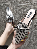 Svītrainu sieviešu čību smails modelis ar lenti un plakanu zoli