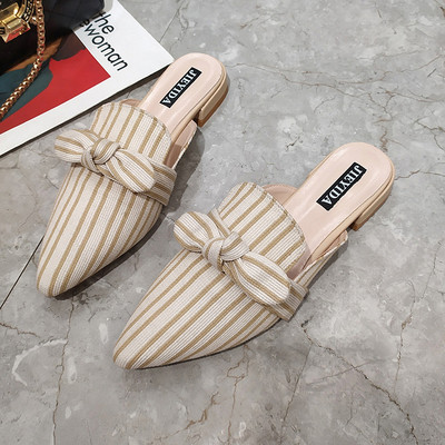 Svītrainu sieviešu čību smails modelis ar lenti un plakanu zoli