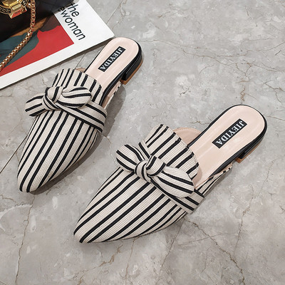 Svītrainu sieviešu čību smails modelis ar lenti un plakanu zoli